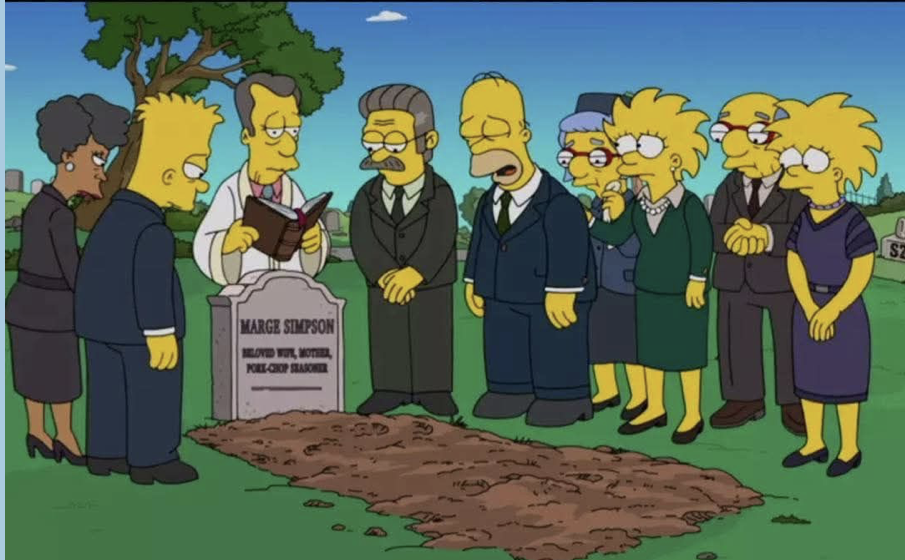 El episodio final de la temporada 36 de Los Simpson sorprendió a propios y extraños: Marge Simpson, la matriarca de la familia amarilla más famosa del mundo, aparece muerta. Pero antes de que empiecen los homenajes y los “descansa en paz”, vale la pena entender qué fue lo que realmente pasó. No, no es el fin de Marge El capítulo, titulado “Estranger Things”, nos muestra a Bart y Lisa ya adultos y distanciados. En medio del drama, Marge deja un video con su último mensaje, y luego vemos un salto al futuro: Lisa es comisionada de la NBA, Bart cuida a Homero en un hogar para ancianos, y Marge ha fallecido. Todo se siente como una despedida definitiva, hasta que el mismo equipo de producción lo aclaró: es un futuro alternativo, uno más de esos que Los Simpson han usado para explorar cómo serían las cosas si... pero sin afectar la historia oficial. Marge no ha muerto en la línea de tiempo real. Es solo un “¿qué pasaría si?” que sirve para darle peso emocional al episodio. ¿Por qué impactó tanto? Porque toca fibras reales. La muerte, la familia, la reconciliación. Ver a Marge ausente y a sus hijos reencontrándose en su nombre, desde el funeral, es una forma dura pero efectiva de hablar del legado, del perdón y del paso del tiempo. Y aunque sea ficción, nos pone a pensar. Además, Marge es un símbolo. Verla fuera del núcleo familiar —así sea por un solo episodio— pega fuerte. Y claro, muchos medios titularon sin contexto, lo que generó aún más confusión. ¿Vale la pena verlo? Sí. A pesar de que Los Simpson llevan más de tres décadas al aire, este episodio recuerda que todavía saben contar historias que combinan nostalgia, crítica y emoción. No es un simple truco para generar rating: es un capítulo bien armado, con momentos memorables y un mensaje claro. Y lo más importante: Marge sigue viva en Springfield. La serie continúa, y su lugar en la historia (y en nuestro corazón) también.